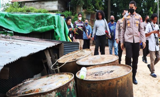 Polisi Sidak Kapal Sipil di Seram Timur, Tak Disangka Isinya BBM Ilegal 15 Ton