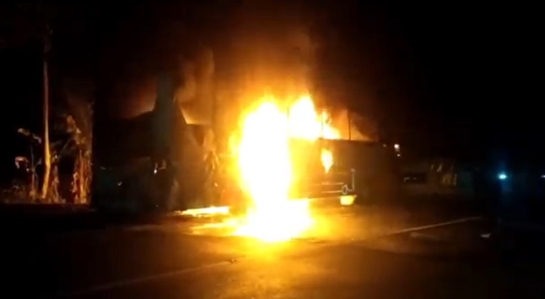 Bus Antarprovinsi Terbakar di Jalur Pantura Situbondo, Seluruh Penumpang Selamat