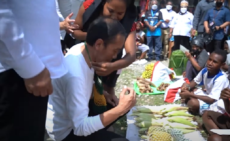 Kalungkan Noken ke Jokowi di Jayapura, Mama Papua: Saya Senang