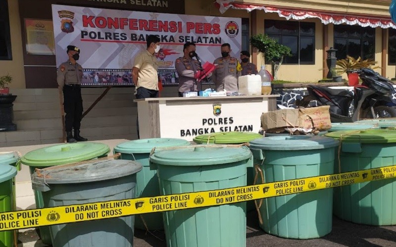 title Pabrik Miras Rumahan di Toboali Produksi 1,9 Ton Arak, 2 Pelaku Ditangkap Pabrik Miras Rumahan di Toboali Produksi 1,9 Ton Arak, 2 Pelaku Ditangkap