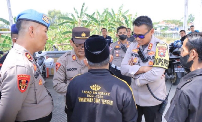 title Perayaan 1 Abad PSHT di Madiun, Polisi Jaga Ketat 13 Pintu Masuk Kota Perayaan 1 Abad PSHT di Madiun, Polisi Jaga Ketat 13 Pintu Masuk Kota