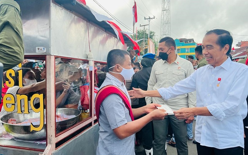 title Bagi-bagi BLT, Jokowi Harap Omzet Pedagang Pasar Olilit Meningkat Bagi-bagi BLT, Jokowi Harap Omzet Pedagang Pasar Olilit Meningkat