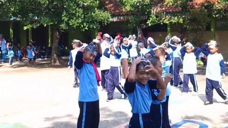  Viral Guru Bersihkan Rambut Penuh Kutu, Puluhan Siswa SD di Karanganyar Keramas Massal