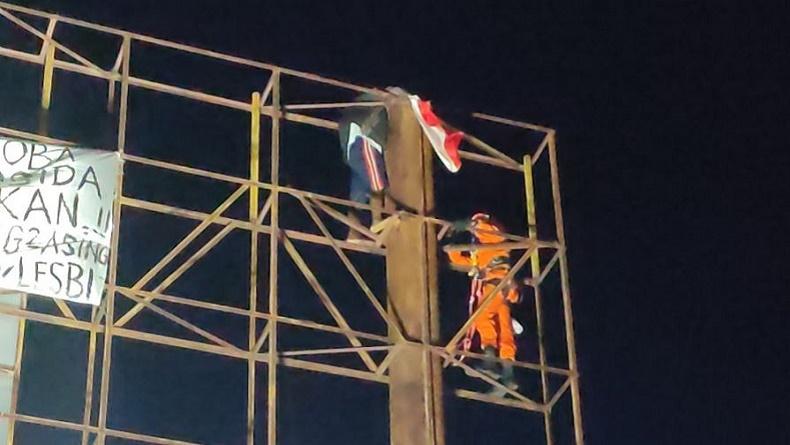 Bertahan 17 Jam, Warga Sikka yang Panjat Papan Reklame Dievakuasi Tim SAR Maumere 