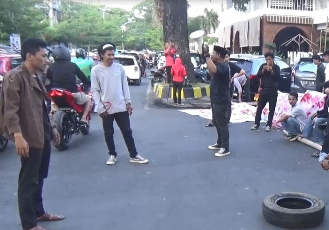 title Tolak Kenaikan BBM, Mahasiswa di Makassar Turun ke Jalan, Bakar Ban hingga Timbulkan Kemacetan Tolak Kenaikan BBM, Mahasiswa di Makassar Turun ke Jalan, Bakar Ban hingga Timbulkan Kemacetan
