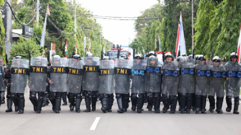 Demo Ricuh di Depan Mako Lantamal VI Makassar, Massa Bentrok dengan TNI