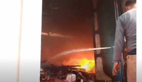 Gudang Penyimpanan Barang Bekas di Kabupaten Bandung Terbakar