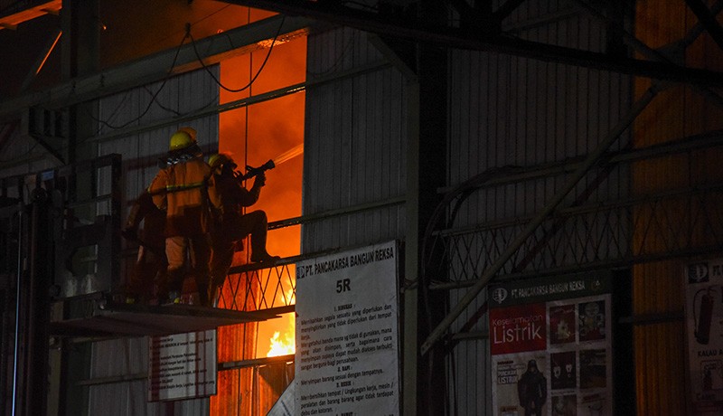 Pabrik Plastik Kebakaran di Deli Serdang, 13 Unit Damkar Dikerahkan - Bagian 2
