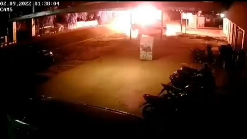 Terekam CCTV, Kecelakaan Mengerikan Motor TNI di Polman Ditabrak Mobil hingga Terbakar