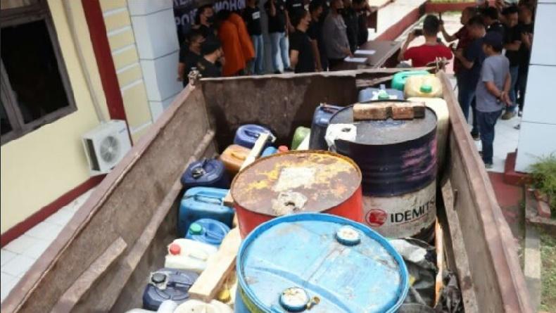 Polisi Tangkap 2 Penimbun BBM di Tomohon, Sita 1.217 Liter Solar Subsidi