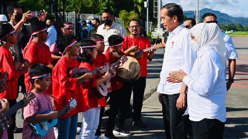 Transit di Kota Ambon, Jokowi Disambut Musik Ukulele Anak-Anak Maluku