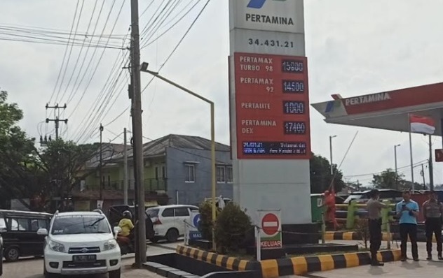 Pasca Pengumuman Kenaikkan BBM, SPBU di Sukabumi Dijaga Aparat TNI-Polri