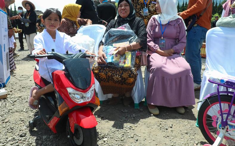 Permintaan Sederhana Bocah Berambut Gimbal di Dieng Ini Bikin Ganjar Kaget, Apa Itu? 
