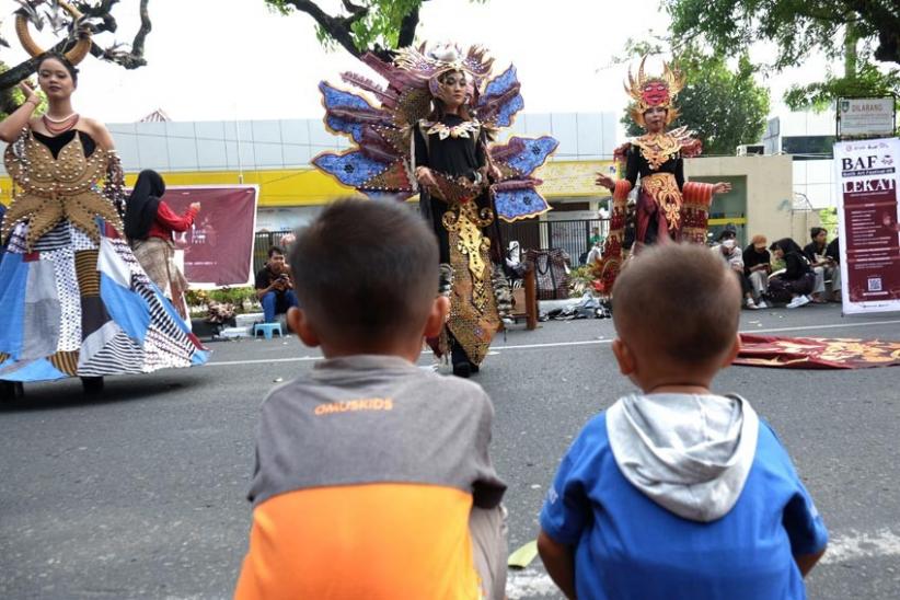 Batik Art Festival Ramaikan Arena Car Free Day Solo - Bagian 2