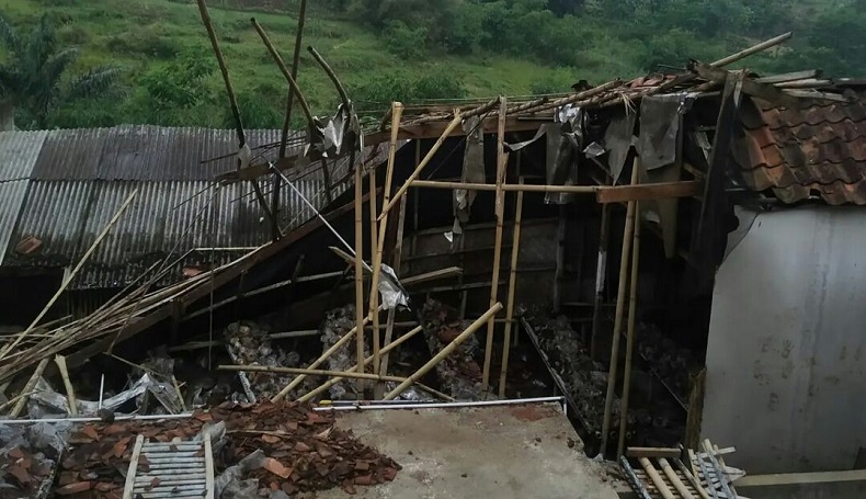 title Diterjang Puting Beliung, Puluhan Rumah di Cimenyan Bandung Porak-poranda Diterjang Puting Beliung, Puluhan Rumah di Cimenyan Bandung Porak-poranda