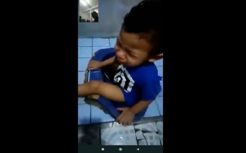 Geger Kaki Balita Terperosok di Lubang Kloset, Orang Tua Panik Panggil Damkar