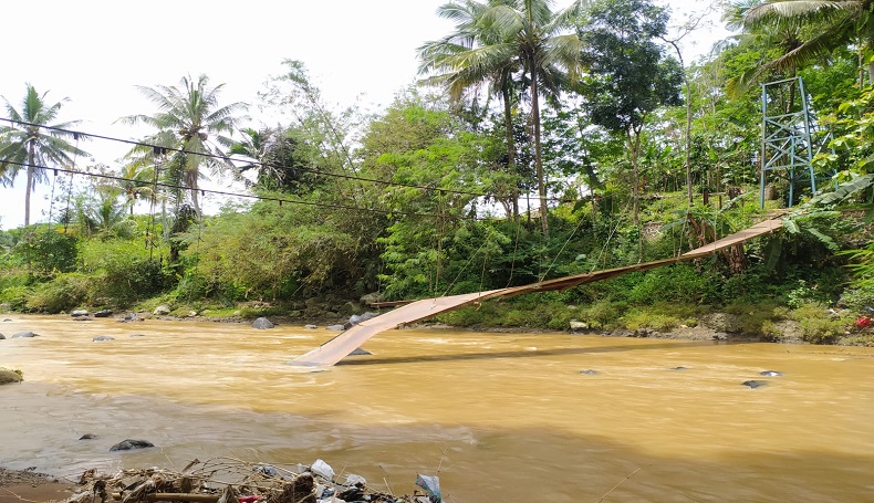 Tergerus Air Deras, Jembatan Gantung Penghubung 2 Desa di Cianjur Ambruk