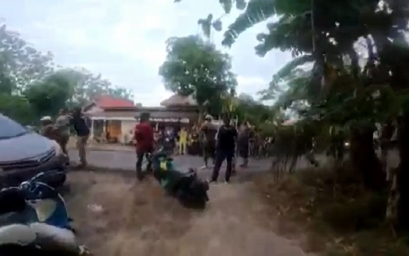 Polisi Dikeroyok Warga saat Gerebek Judi Sabung Ayam di OKI