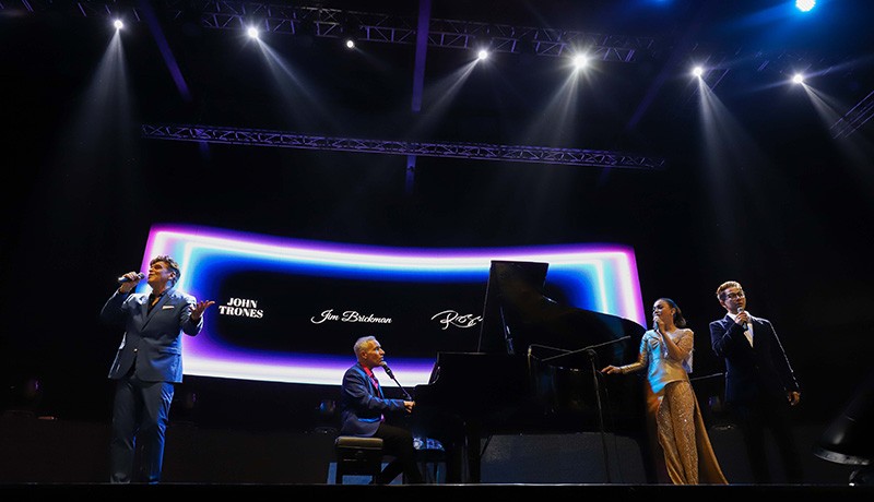 Jim Brickman-Rossa dan Delon Tampil Satu Panggung Bawa Lagu 'Peace, Joy, Love' - Bagian 2