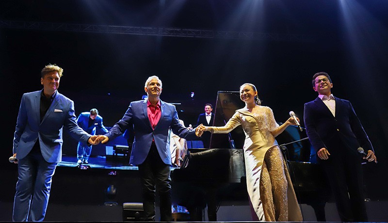 Jim Brickman-Rossa dan Delon Tampil Satu Panggung Bawa Lagu 'Peace, Joy, Love' - Bagian 3