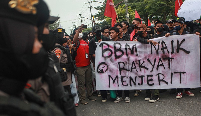 Ratusan Mahasiswa Unjuk Rasa Tolak Kenaikan Harga BBM - Bagian 2