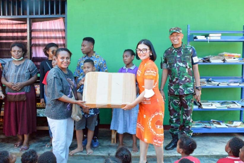 Kunjungi Taman Baca Efata, Danrem 172/PWY Serahkan Alat Tulis dan Sarana Belajar - Bagian 4