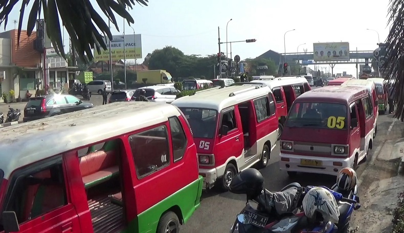 Organda Purwakarta Naikan Tarif Aksi Mogok Massal Sopir Angkot Terpecah 8361