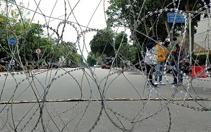 Jelang Demo Mahasiswa, Kawasan Gedung DPRD Sumsel Dipasang Kawat Berduri