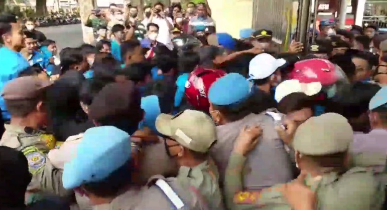 Demo Tolak Kenaikan Harga BBM, Mahasiswa dan Aparat Ricuh di Kantor Pemkab Bondowoso