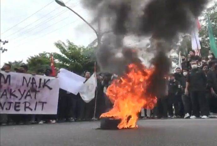 Demo Tolak Kenaikan BBM, Mahasiswa di Palangkaraya Bakar Ban dan Foto Ketua DPR RI