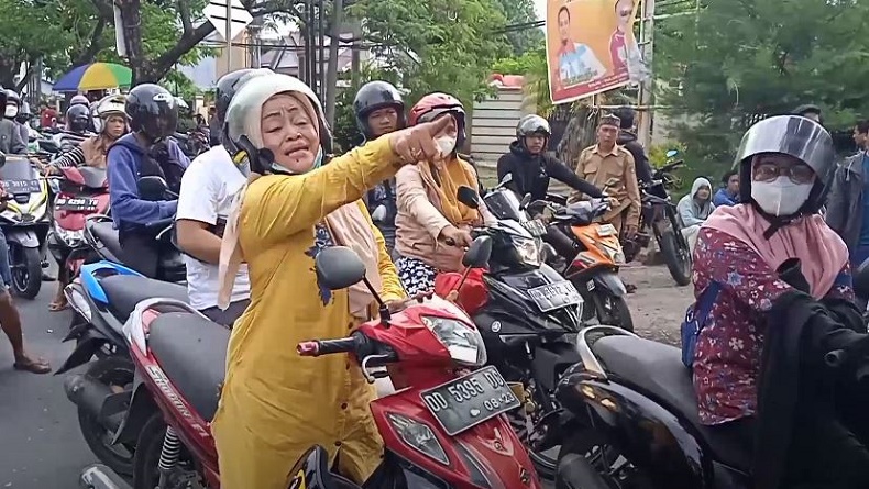 Emak-Emak Ngamuk Jalan Dipalang saat Demo Tolak BBM di Makassar, Paksa Minta Dibuka