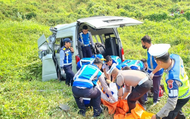 Kecelakaan Maut Di Tol Batang, Toyota Hiace Angkut 13 Penumpang, 7 Di ...