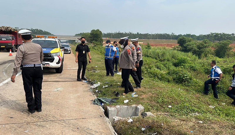 Foto-Foto Kecelakaan Maut di Ruas Tol Semarang-Batang, 7 Orang Meninggal - Bagian 3