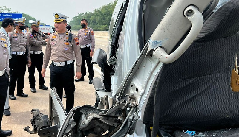 Foto-Foto Kecelakaan Maut di Ruas Tol Semarang-Batang, 7 Orang Meninggal - Bagian 2