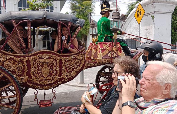 Kirab Andong Warnai Grand Opening MS Glow Aesthetic Clinic, Lucinta Luna: Aku Rindu Yogya