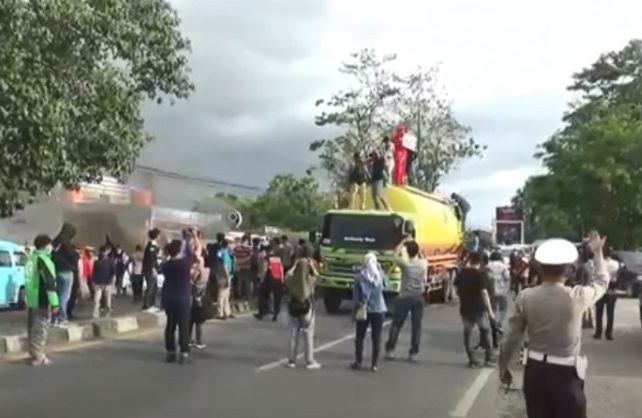 Tolak Kenaikan BBM, Mahasiswa di Maros Turun ke Jalan, Adang Truk