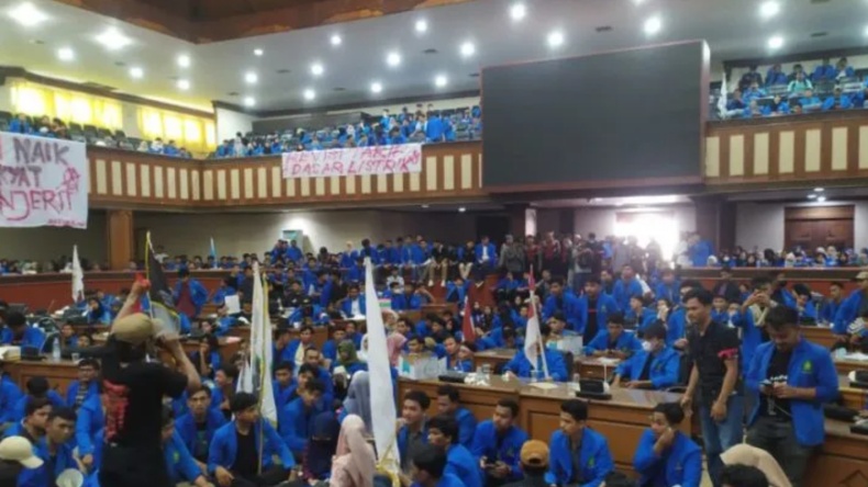 Tolak Harga BBM Naik, Mahasiswa UIN Banda Aceh Duduki Gedung DPRA