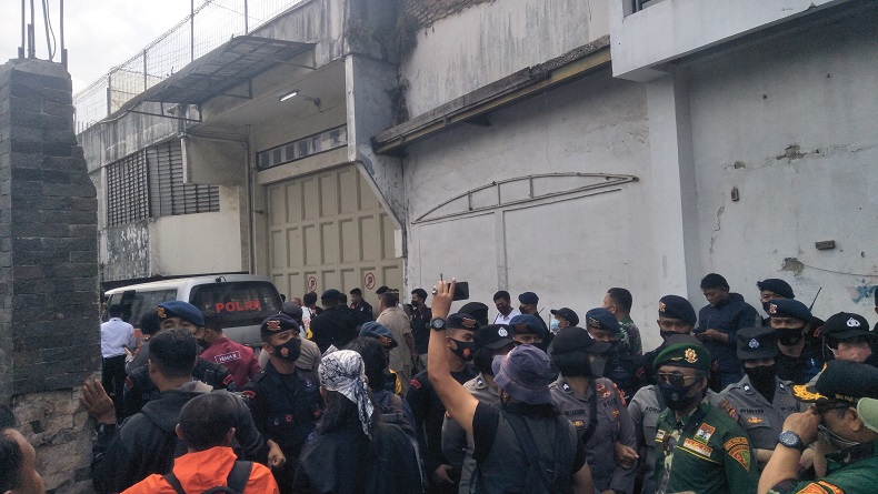 Warga Padati Lokasi Rekonstruksi Pembunuhan Purnawirawan TNI AD di Lembang KBB