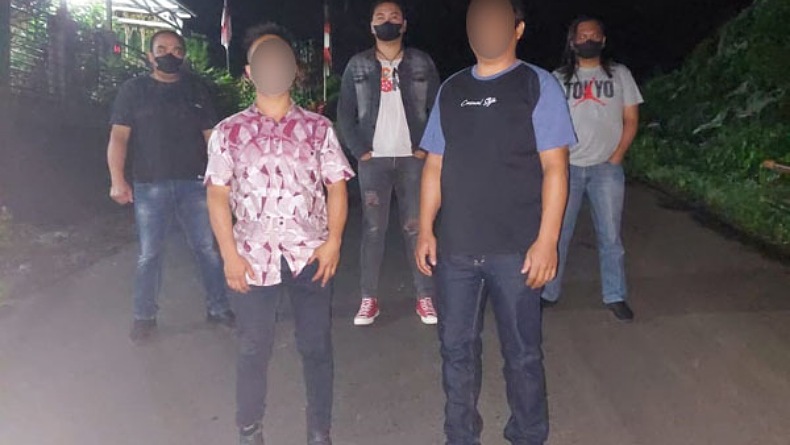 Gegara Dengar Suara Teriakan, 2 Pria Tomohon Pukuli Pemotor di Jalan Raya