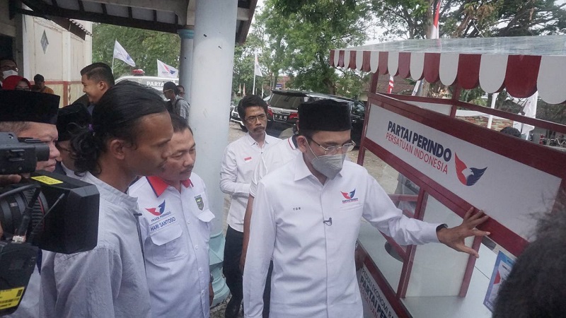 Pedagang Angkringan di Magetan Gembira Dapat Gerobak Perindo
