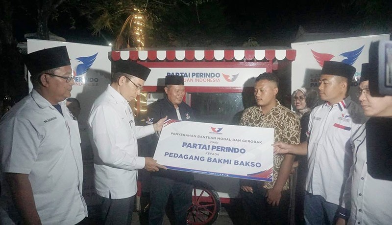 TGB Zainul Majdi Serahkan Gerobak Partai Perindo untuk Pedagang di Magetan - Bagian 1