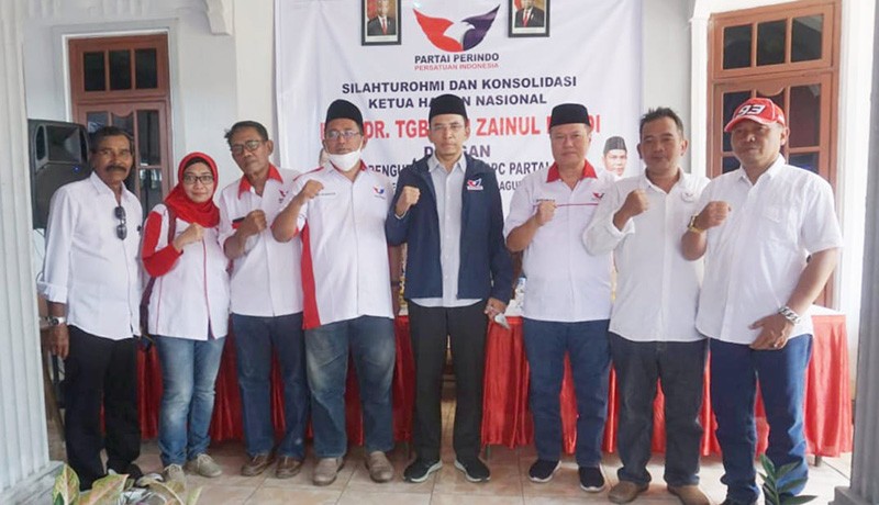 Pedagang Pantai Popoh Bersyukur Terima Gerobak Partai Perindo - Bagian 3