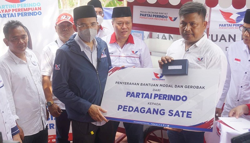 Pedagang Pantai Popoh Bersyukur Terima Gerobak Partai Perindo - Bagian 1