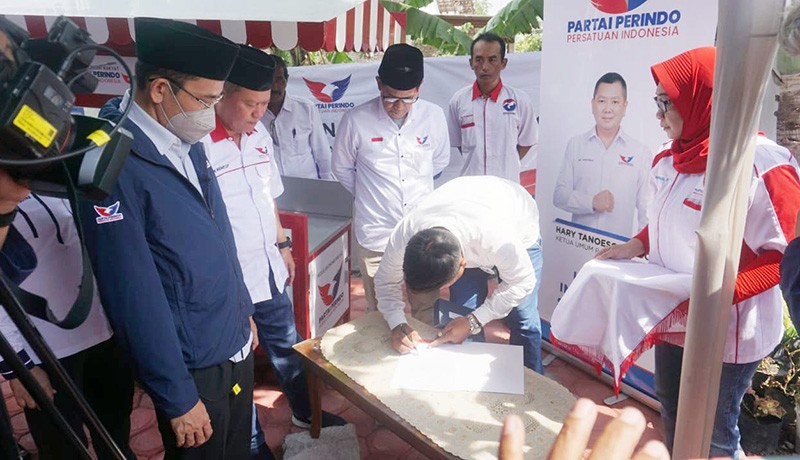 Pedagang Pantai Popoh Bersyukur Terima Gerobak Partai Perindo - Bagian 2