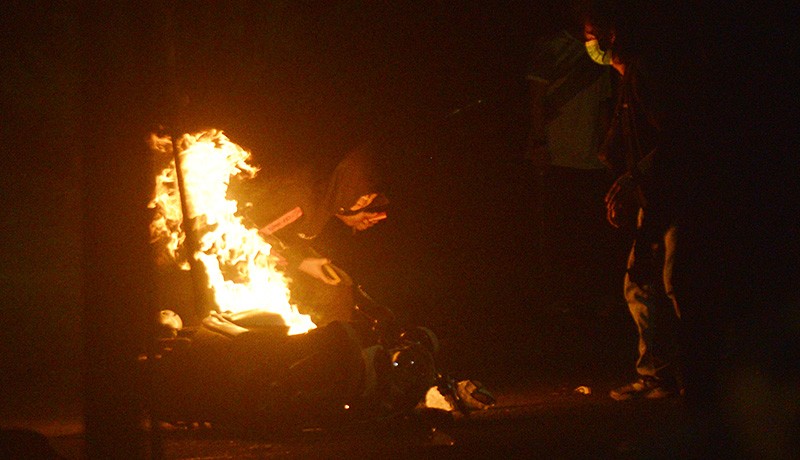 Warga vs Mahasiswa Bentrok Imbas Aksi Harga BBM Naik, Motor Bergelimpangan Dibakar - Bagian 1