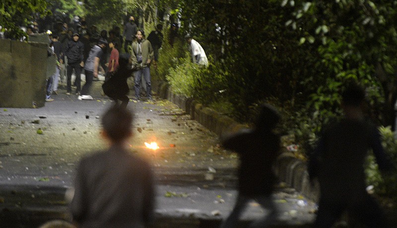 Warga vs Mahasiswa Bentrok Imbas Aksi Harga BBM Naik, Motor Bergelimpangan Dibakar - Bagian 2