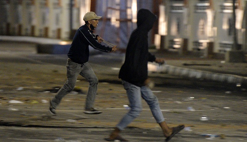 Warga vs Mahasiswa Bentrok Imbas Aksi Harga BBM Naik, Motor Bergelimpangan Dibakar - Bagian 3