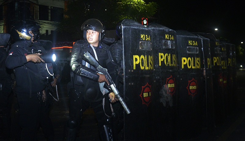 Warga vs Mahasiswa Bentrok Imbas Aksi Harga BBM Naik, Motor Bergelimpangan Dibakar - Bagian 4