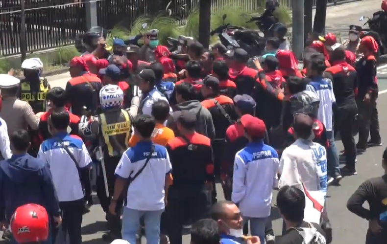 Demo Buruh Tolak Kenaikan Harga BBM di Surabaya Ricuh, Jalan Ahmad Yani Lumpuh