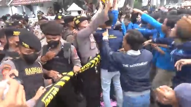 Demo Tolak Kenaikan BBM di Jombang Ricuh, Mahasiswa Emosi Tak Bisa Temui Legislator